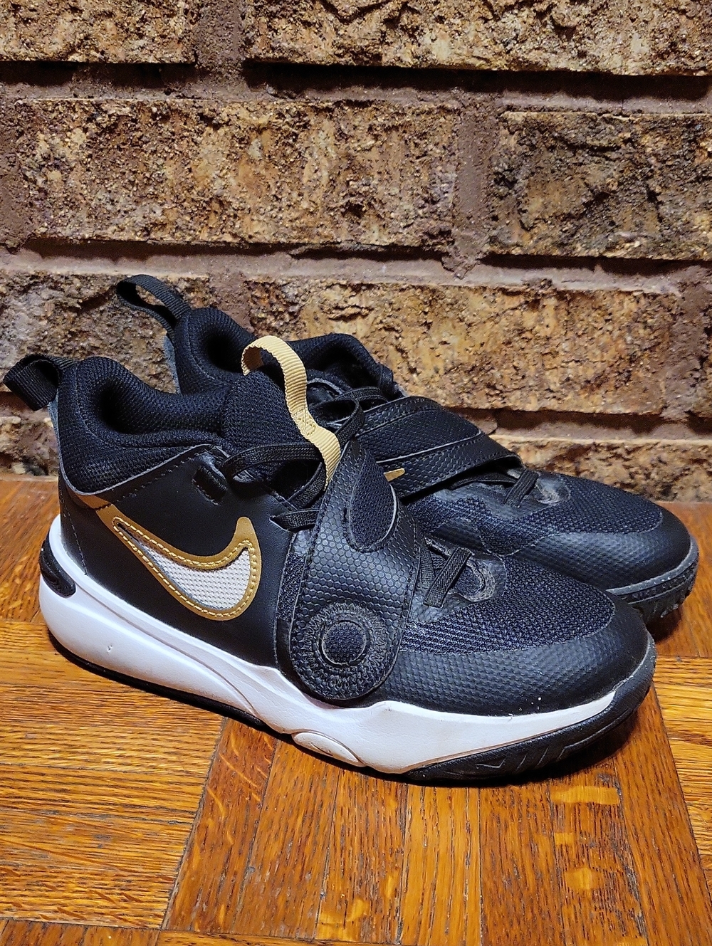 Nike Team Hustle D 11 PS 'Black Metallic Gold Size 1 Youth Athletic Casual